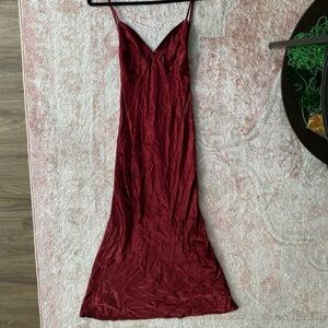 Meshki Kiko Satin Chiffon Midi Dress – Burgundy
